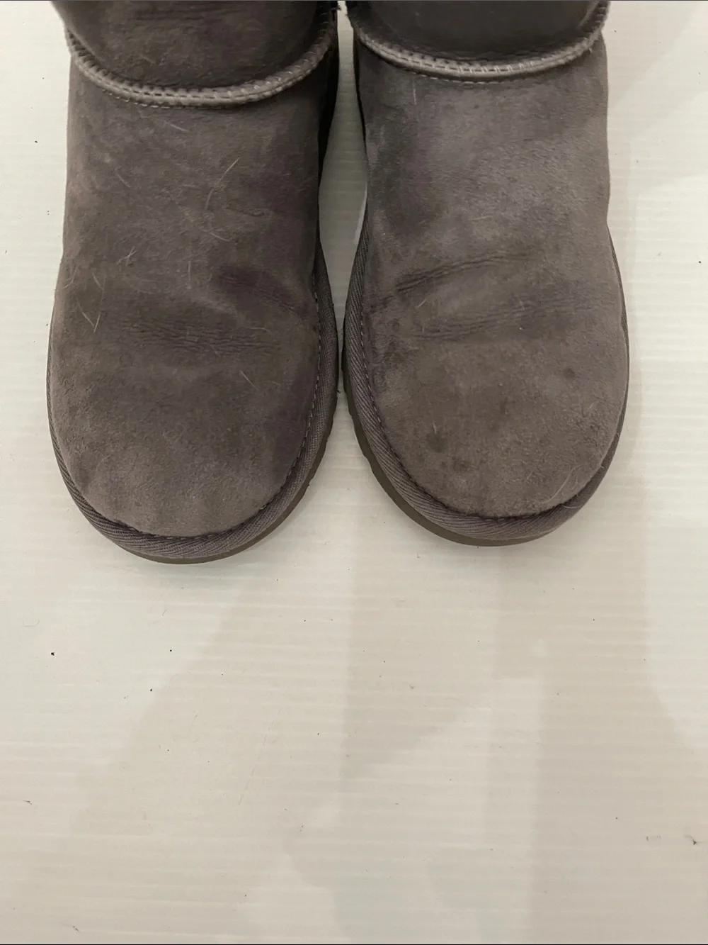 UGG WINTER CLASSIC SHORT II BOOTS BOYS-GIRLS SIZE 4